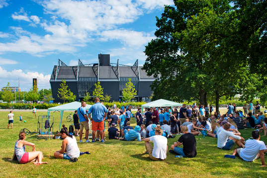 Malmös supportrar samlas och grillar