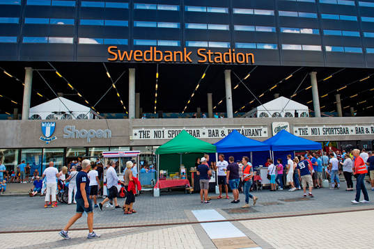 Supportrar besöker de matstånd uppställda framför