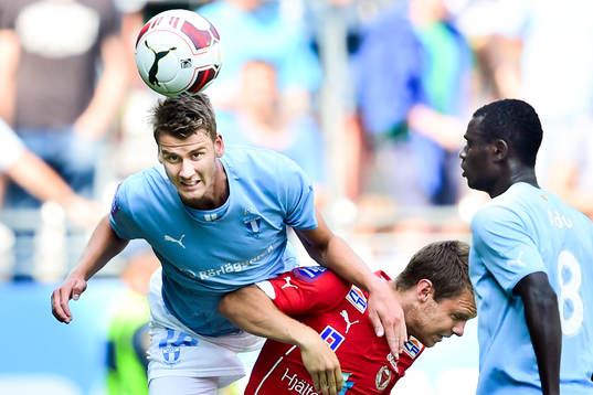 Malmö FFs Johan Hammar nickar bort bollen framför Kalmars