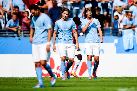 Malmö FFs Markus Halsti (m) och Johan Hammar (th) deppar