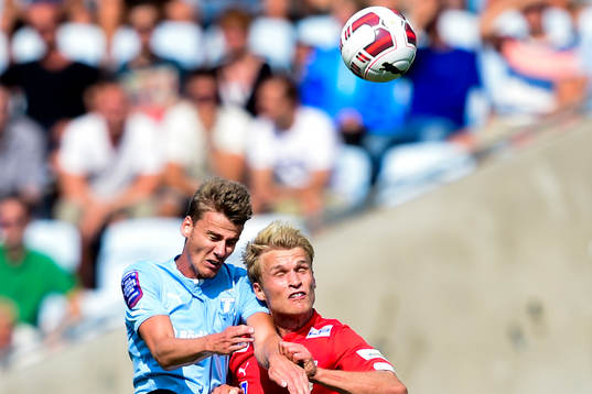 Malmö FFs Johan Hammar  i nickduell med Kalmars Sebastian
