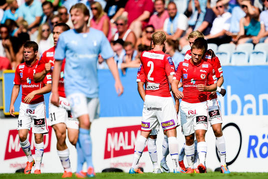 Malmö FFs Emil Forsberg deppar medan Kalmars spelare jublar