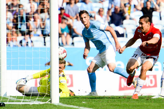 Malmö FFs Markus Rosenberg (m) ser 2-1 målet gå i mål