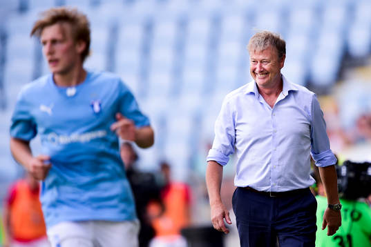Malmö FFs tränare Åge Hareide ser nöjd ut och Emil