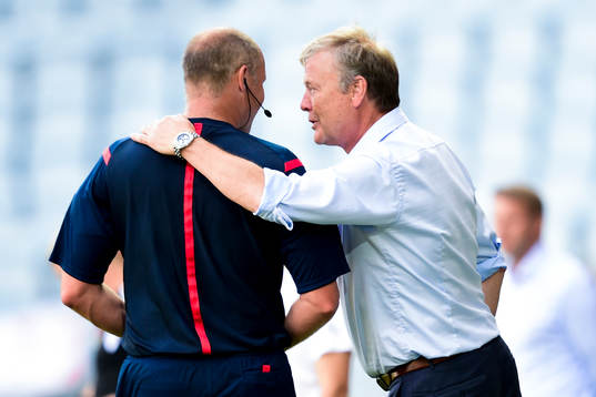 Malmö FFs tränare Åge Hareide (th) pratar glatt med