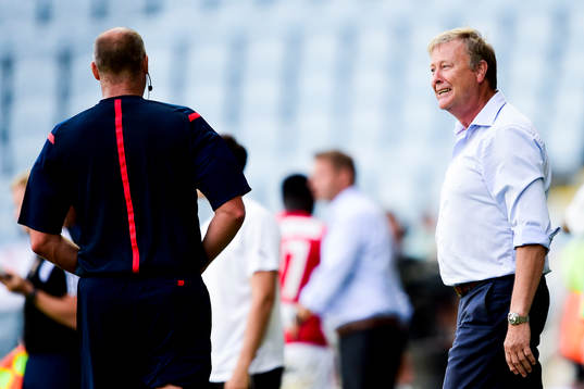 Malmö FFs tränare Åge Hareide (th) pratar glatt med