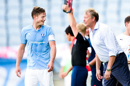Malmö FFs tränare Åge Hareide (th) pratar glatt med