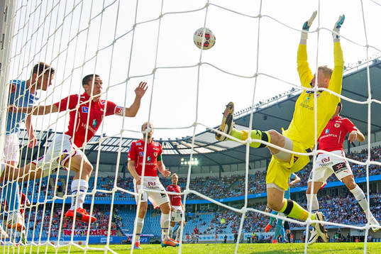 Malmö FFs Markus Rosenberg (tv) nickar in 2-1 bakom