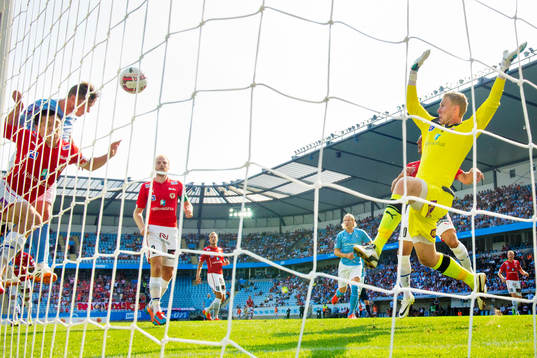 Malmö FFs Markus Rosenberg (tv) nickar in 2-1 bakom