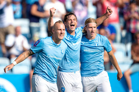 Malmö FFs Markus Rosenberg (mitten) jublar med Magnus