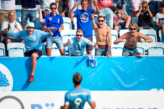 Malmö FFs Markus Rosenberg (förgrunden) jublar mot