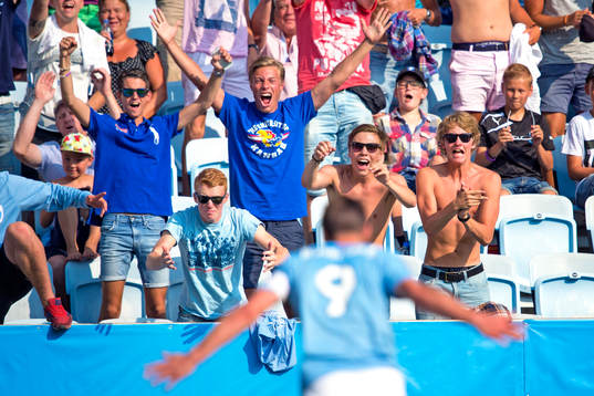 Malmö FFs Markus Rosenberg (förgrunden) jublar mot