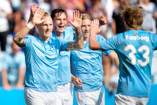 Malmö FFs Markus Rosenberg (mitten) jublar med Magnus