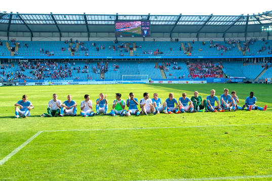 Malmö FFs spelare sätter sig ner och lyssnar på när