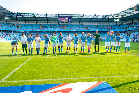 Malmö FFs spelare hoppar med klackens sång