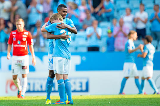 Malmö FFs Isaac Kiese Thelin kramar Emil Forsberg