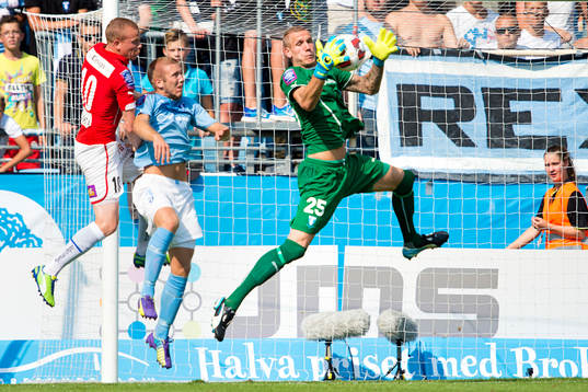 Malmö FFs målvakt Robin Olsen räddar framför Anton