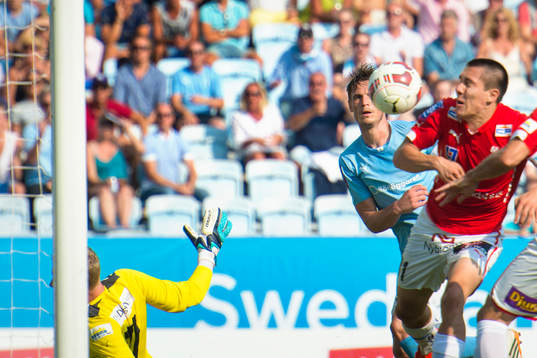 Malmö FFs Markus Rosenberg ser Kalmars Sebastian Ramhorn