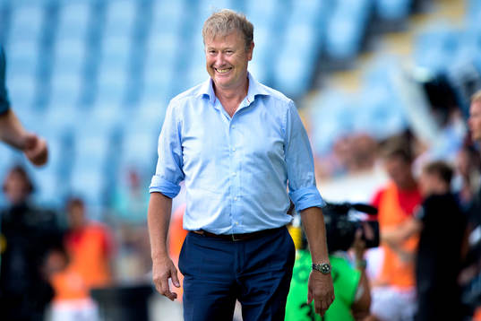 Malmö FFs tränare Åge Hareide ler på bänken
