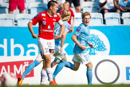 Malmö FFs Emil Forsberg firar han gjort 1-1 med Simon Kroon