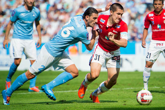Malmö FFs Agon Mehmeti jagar Kalmars Sebastian Ramhorn