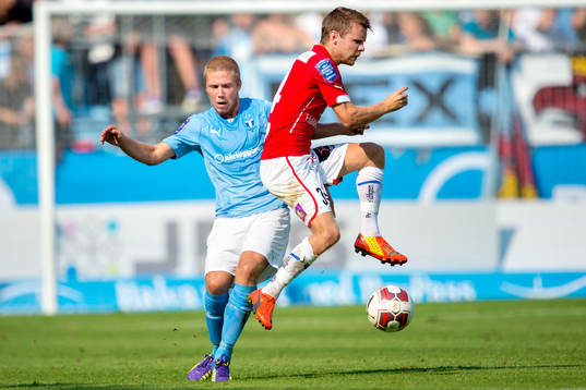 Malmö FFs Matias Concha i kamp om bollen med Kalmars Måns