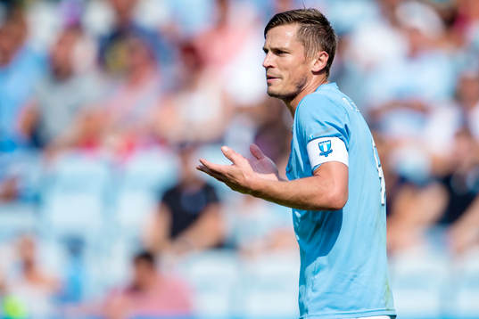 Malmö FFs Markus Rosenberg argumenterar