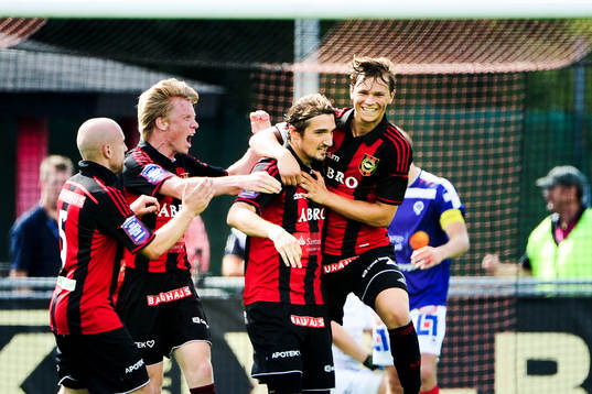 Brommapojkarna firar 1-0 genom Dardan Rexhepi  (m)