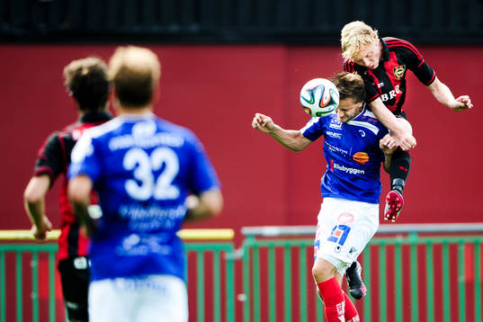 Åtvidabergs Månz Karlsson i en luftduell med