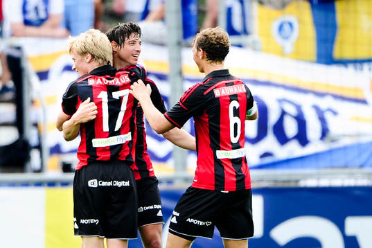 Brommapojkarnas Gabriel Petrovic (m) gör 2-0 och kramas om