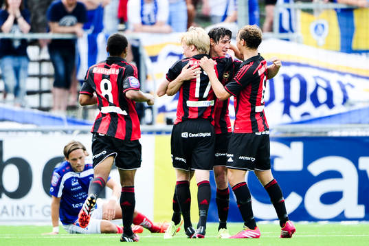 Brommapojkarnas Gabriel Petrovic (m) gör 2-0 och kramas om