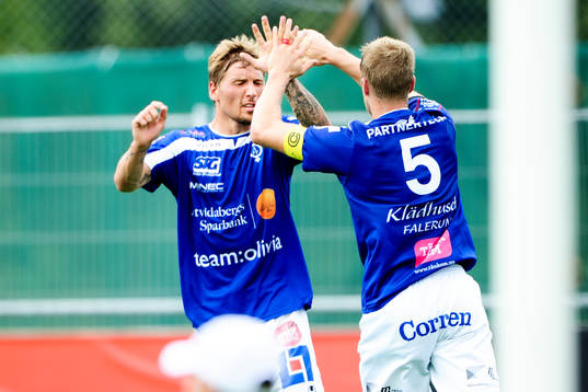 Åtvidabergs Daniel Hallingström (th) gör 2-1 och jublar