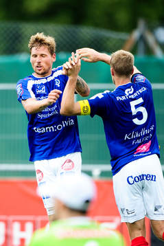 Åtvidabergs Daniel Hallingström (th) gör 2-1 och jublar