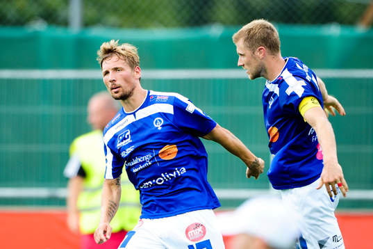 Åtvidabergs Daniel Hallingström (th) gör 2-1 och jublar