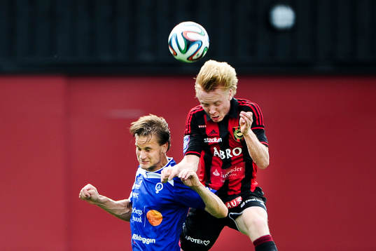 Åtvidabergs Månz Karlsson i nickduell med Brommapojkarnas