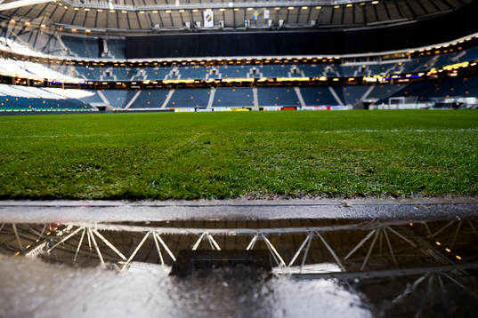 Vattensjukt inne på Friends Arena när fotbollsmatchen i