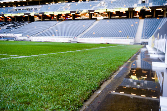 Vattensjukt inne på Friends Arena när fotbollsmatchen i