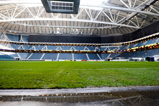 Vattensjuk plan inne på Friends Arena när fotbollsmatchen