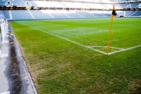 Vattensjuk plan inne på Friends Arena när fotbollsmatchen