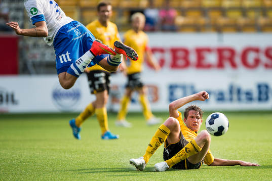 Elfsborgs Marcus Rohdén bryter bollen av Norrköpings
