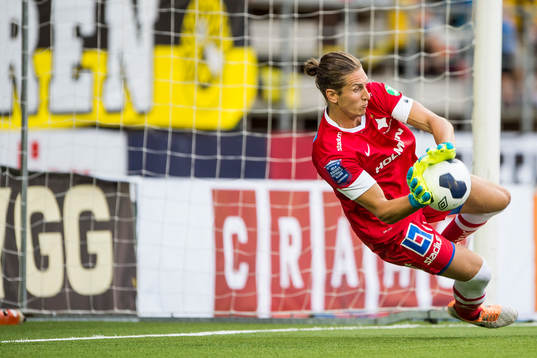 Norrköpings målvakt David Mitov Nilsson räddar Johan