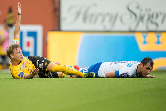 Norrköpings Nikola Tkalcic drar ner Elfsborgs Simon