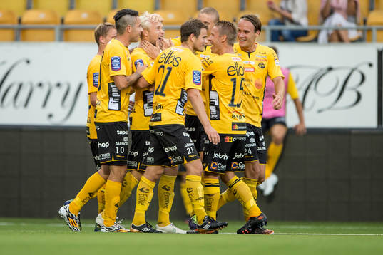 Elfsborgs Johan Larsson (i mitten) jublar