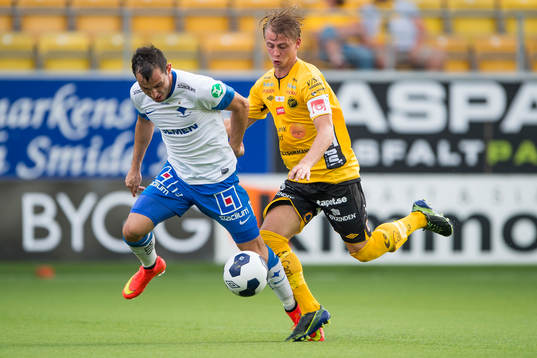 Norrköpings Nikola Tkalcic och Elfsborgs Simon Hedlund i