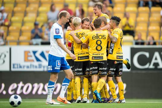 Elfsborgs Daniel Mobaeck (mitt i bild) jublar