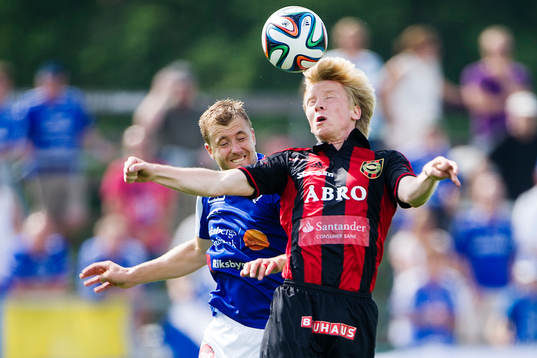 Åtvidabergs Daniel Hallingström i en luftduell mot