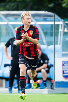 Brommapojkarnas Carl Starfelt försöker peppa igång sina