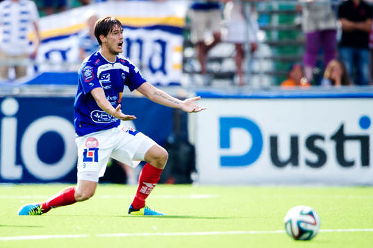 Åtvidabergs Victor Sköld reagerar på ett domslut