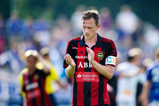 Brommapojkarnas Pontus Segerström tackar publiken