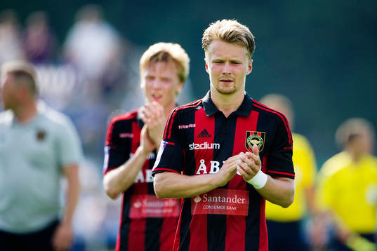 Brommapojkarnas Jacob Une Larsson tackar publiken